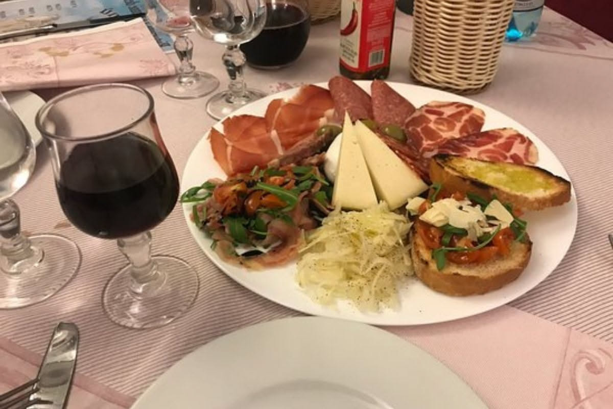 Scopri i migliori aperitivi a Seregno: locali imperdibili per un'esperienza unica di gusto e convivialità.