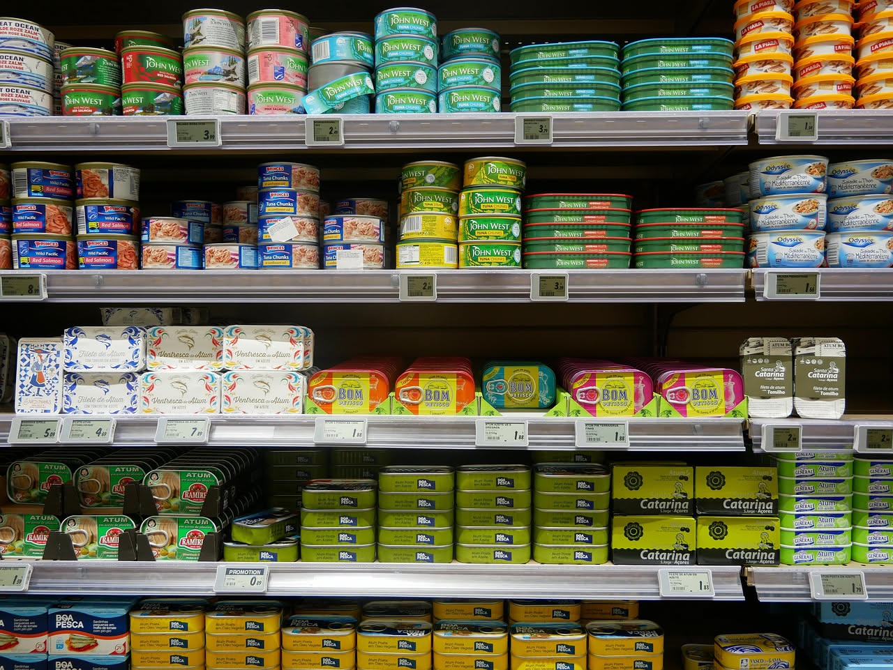 Immagine di una lattina di tonno aperta, simbolo della discussione sui rischi per il fegato e la salute alimentare.